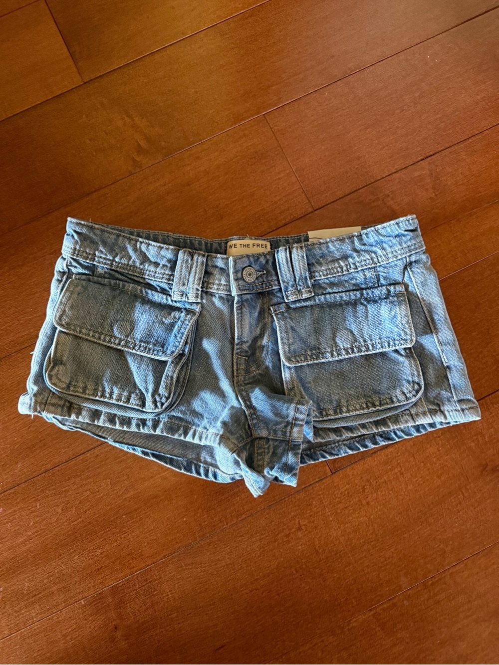 NWOT Free People knock out shortie Light Wash Denim Cargo Mini Shorts sz 25